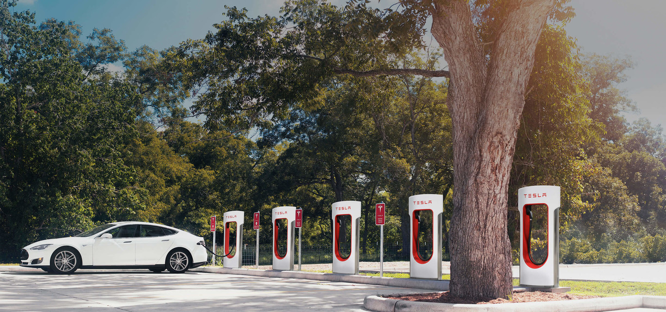 Además de más estaciones de recarga, Tesla quiere poner tiendas de conveniencia en ellas